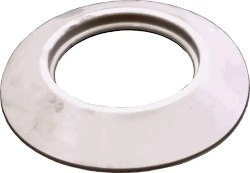 Runde, flache Rosette in Weiß mit einem zentralen Loch. Die Oberfläche zeigt leichte Gebrauchsspuren. Produkt der Marke Wolf, geeignet für Außenwände.